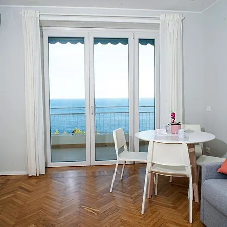Marconi 442 Apartment *